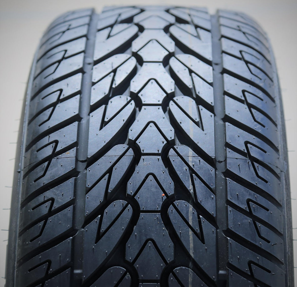 275/55R20 117H All Season XL Performance Tire W727